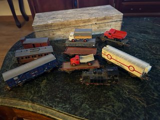 Tren eléctrico antiguo: vagones y locomotora