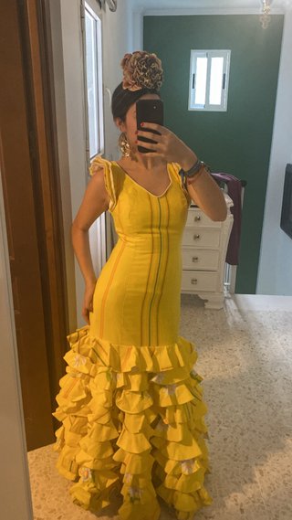 Traje de flamenca amarillo con volantes