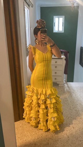 Traje de flamenca amarillo con volantes