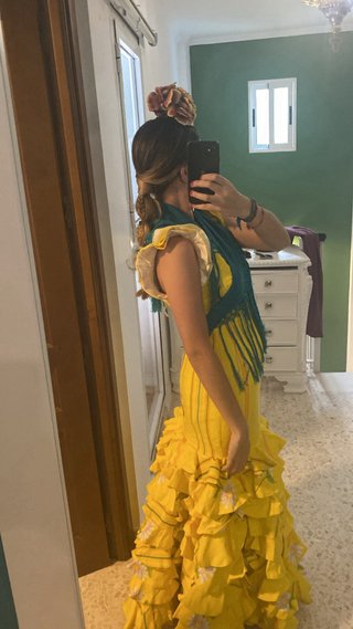 Traje de flamenca amarillo con volantes