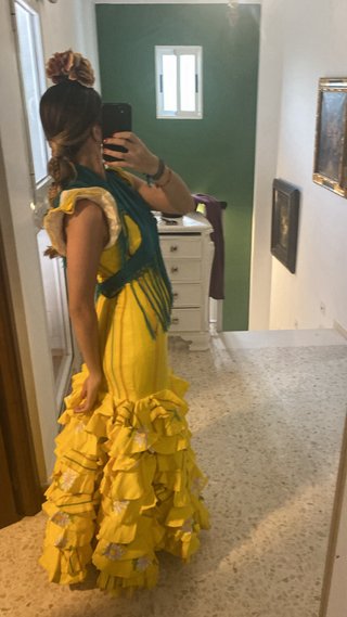 Traje de flamenca amarillo con volantes