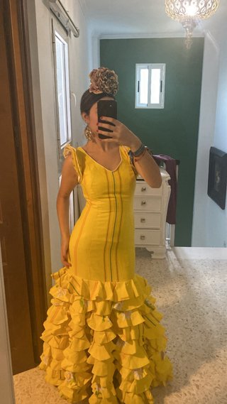Traje de flamenca amarillo con volantes
