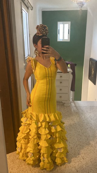 Traje de flamenca amarillo con volantes