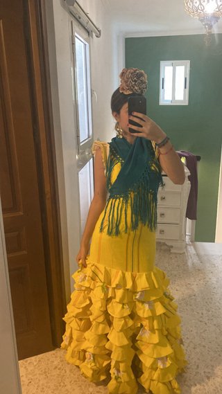 Traje de flamenca amarillo con volantes