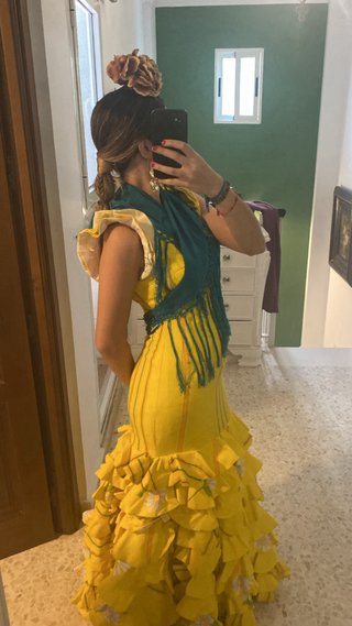 Traje de flamenca amarillo con volantes
