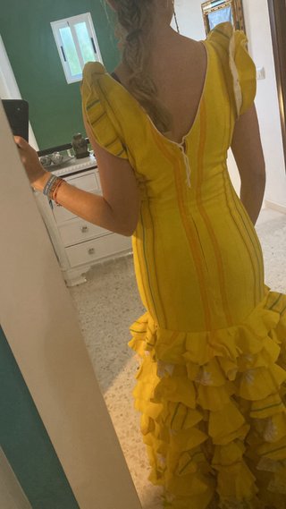 Traje de flamenca amarillo con volantes