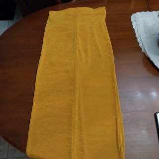 Falda midi amarilla con fruncido