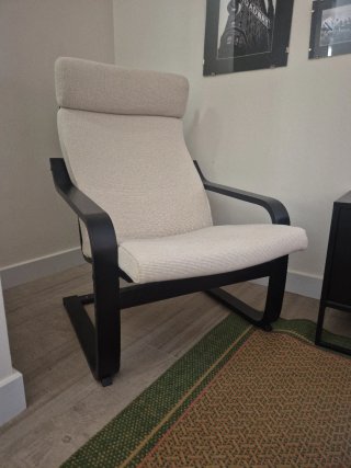 Sillón y reposapiés beige y negro