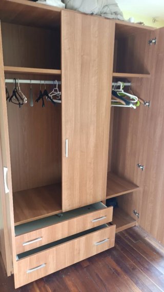 Armario de madera con cajones