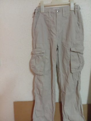 Pantalón cargo Bershka beige talla 34