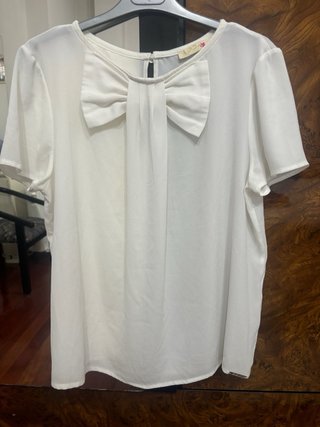 Blusa blanca con lazo