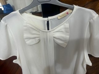 Blusa blanca con lazo