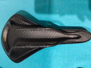 Sella bici da corsa fi'zik aliante 00 carbon