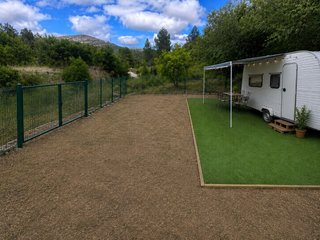 Terreno vallado con caravana agua y luz.