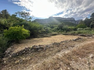 Terreno vallado con caravana agua y luz.