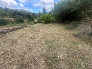 Terreno vallado con caravana agua y luz.