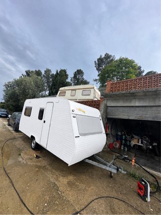 Terreno vallado con caravana agua y luz.