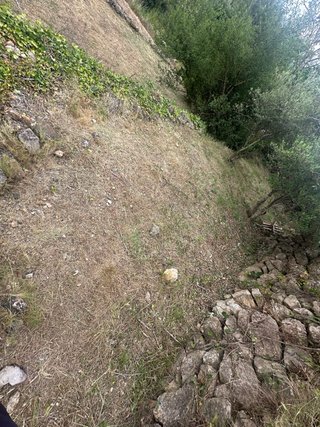 Terreno vallado con caravana agua y luz.