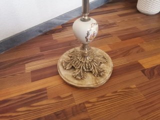 Lámpara de pie antigua con tulipas