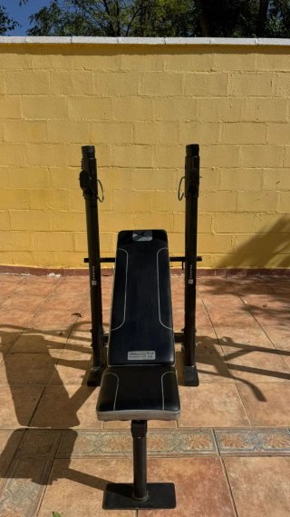 Banco de abdominales y pesas