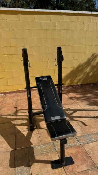 Banco de abdominales y pesas