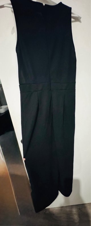 Mono elegante negro y blanco con bolsillos