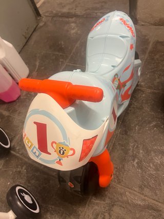 Moto infantil azul y naranja