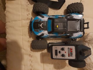 Coche RC todoterreno azul y blanco