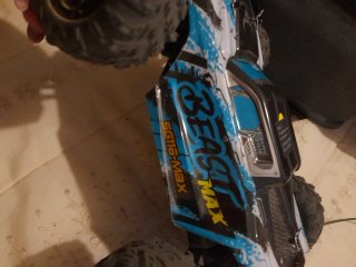 Coche RC todoterreno azul y blanco