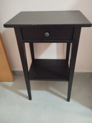 Mesita de noche negra con cajón