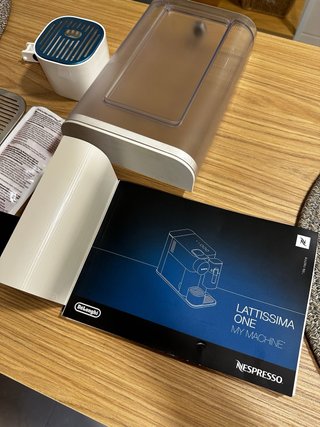 Cafetera Nespresso Lattissima One Beige