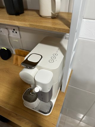 Cafetera Nespresso Lattissima One Beige