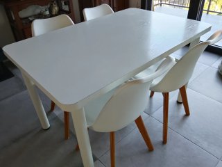 Mesa blanca con 4 sillas