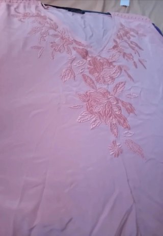 Camisa coral con bordado floral