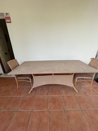 Mesa de jardín y 2 sillas mimbre falso