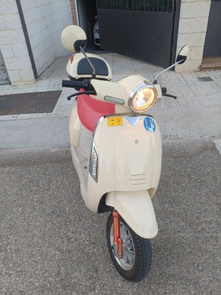Moto Scooter Eléctrica Beige y Roja