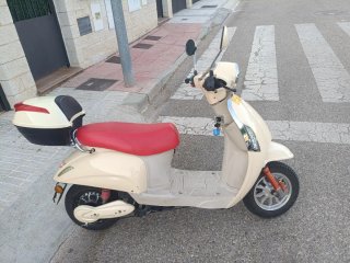 Moto Scooter Eléctrica Beige y Roja