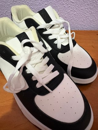 Zapatillas casual blancas y negras