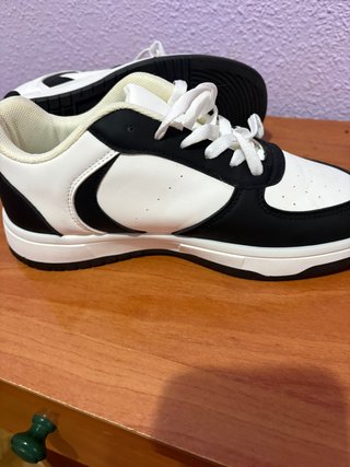 Zapatillas casual blancas y negras