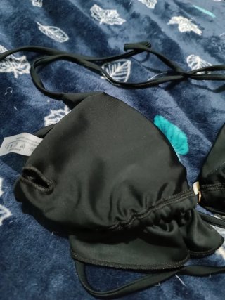 Top bikini nero con volant