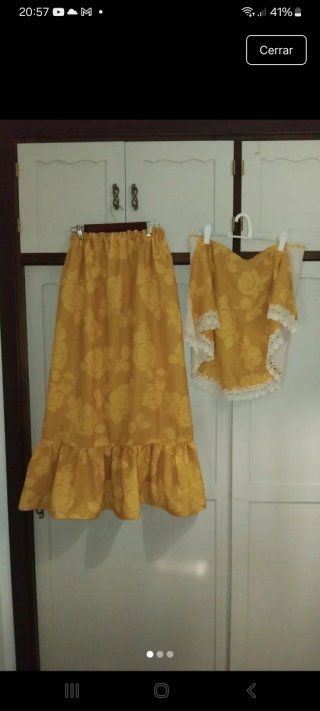 Falda flamenca amarilla con volantes y mantocillo