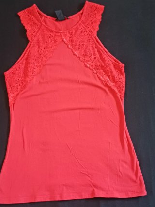 Camiseta H&M roja con encaje Talla M