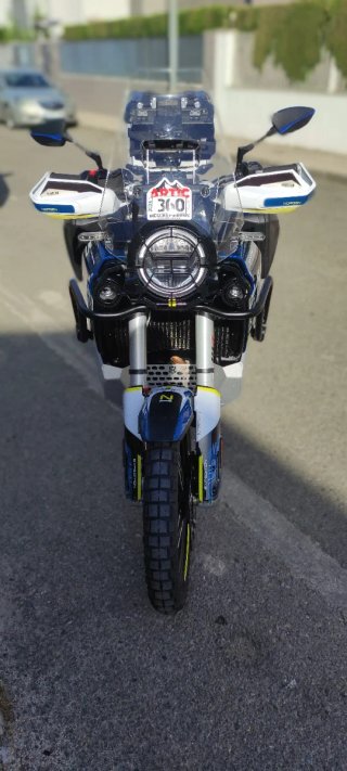 Husqvarna 901 Expedition Adventure Moto