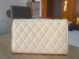 Bolso blanco con cadena