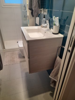 Mueble de baño con lavabo y grifo
