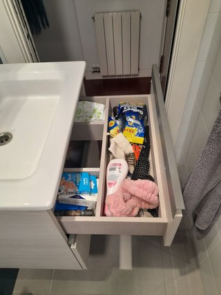 Mueble de baño con lavabo y grifo
