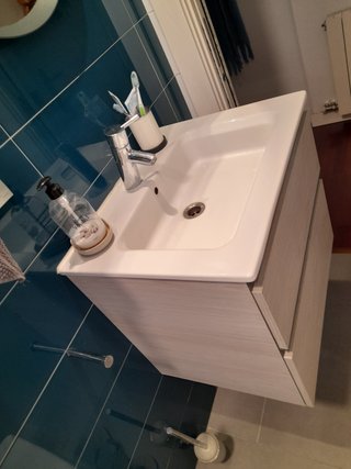 Mueble de baño con lavabo y grifo