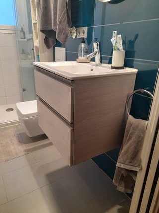 Mueble de baño con lavabo y grifo