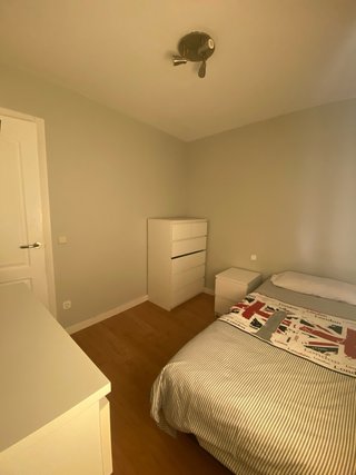 Se alquila habitación para mujer