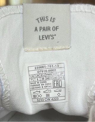 Deportivas Levi's azules y blancas